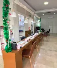 Zona de manicura con espejos y tocadores